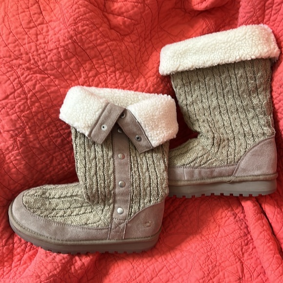 Nice Pair of Gently Worn Women’s Tan Skechers Suede & Sweater Boots, Size 6.5 - Picture 2 of 8